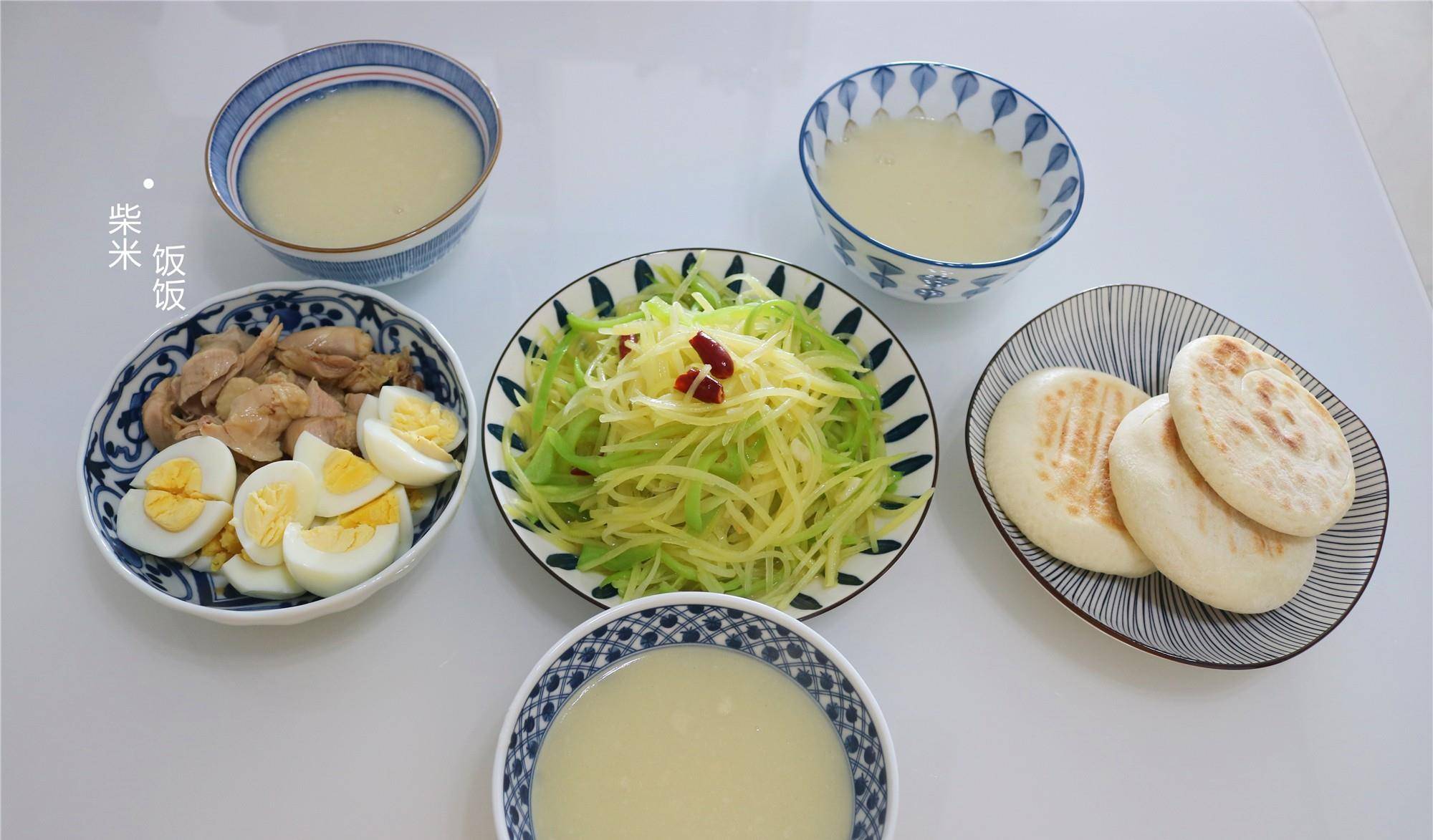 炒土豆丝|五一不出门,早餐在家吃,发面饼,小米粥,荤素搭配吃得香