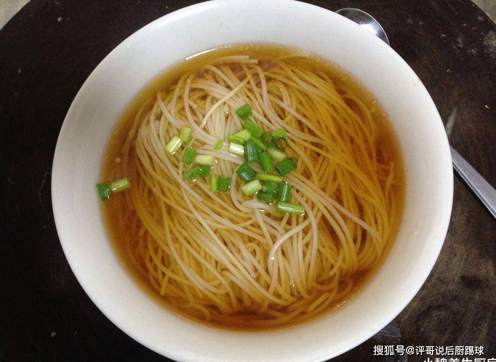 下锅|煮面条时，开水下锅是大错，面馆老板：牢记3点，面条爽滑又劲道