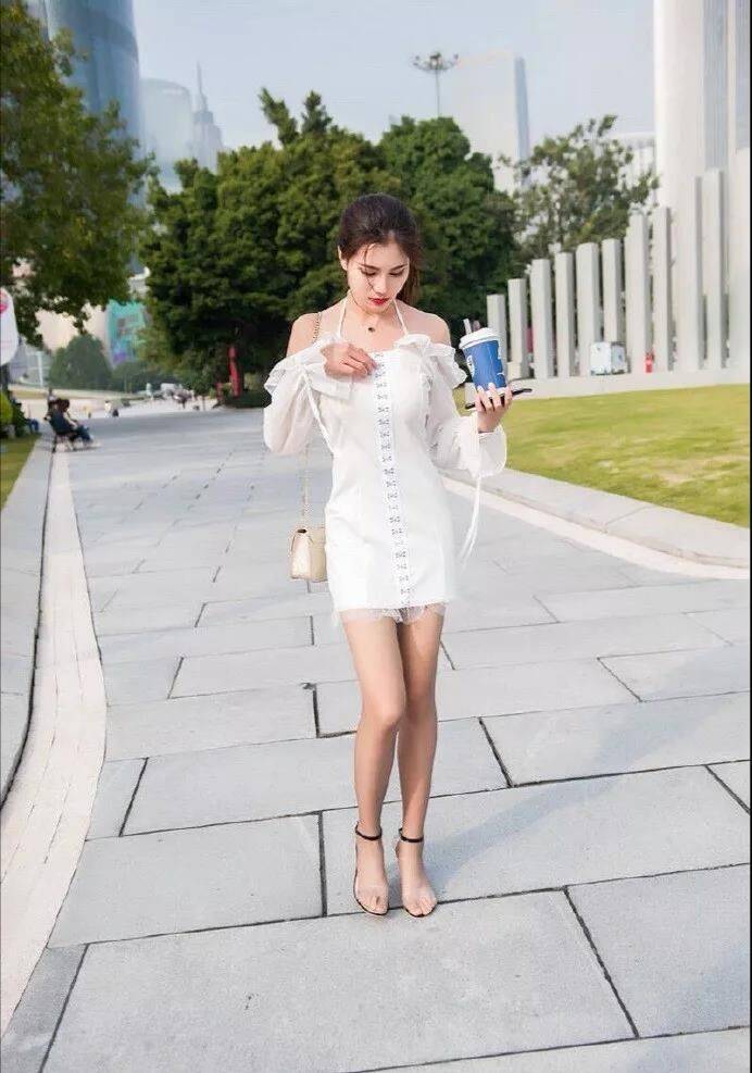 超仙|?纯白超仙一字露肩裙，不怕系带掉了吗？