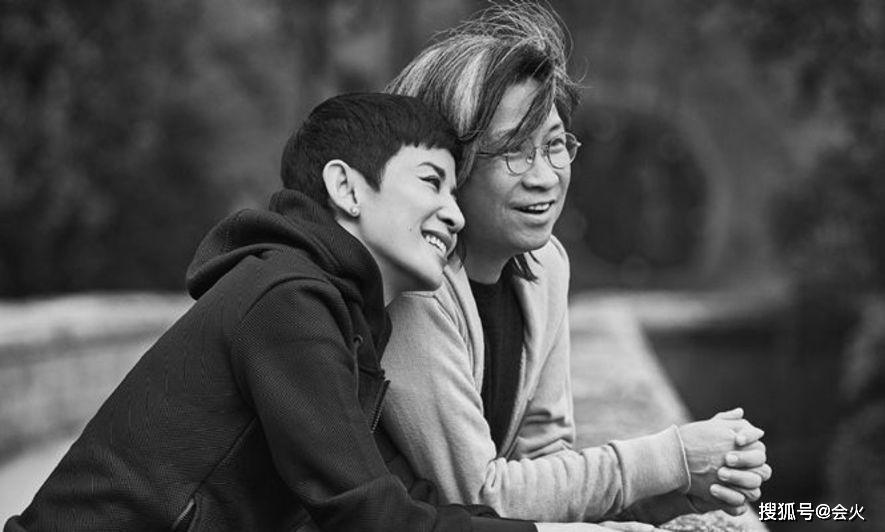 吴君如晒老公陈可辛探班照,头发花白表情呆萌
