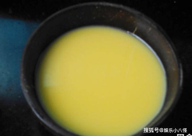 带着|口感嫩滑的虾仁蒸蛋，营养又带着虾的鲜味，秋日早餐必备