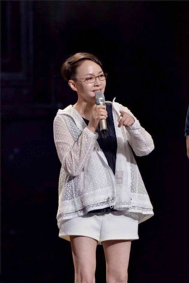 显得|宋丹丹上节目穿短裤,都满脸皱纹的60多岁老人,露腿也太敢了吧!