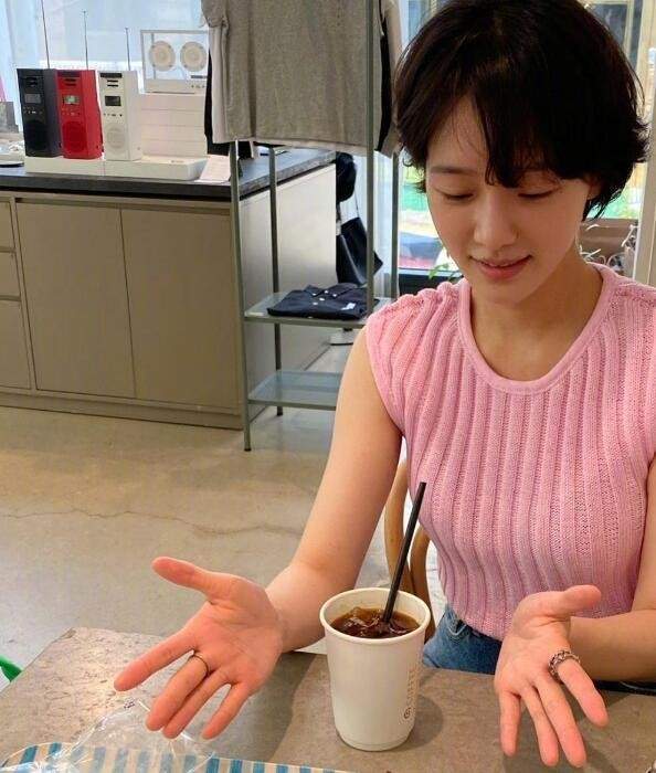 橘色|舒服自然的短发girl 气质和长相都很舒服的盐系风