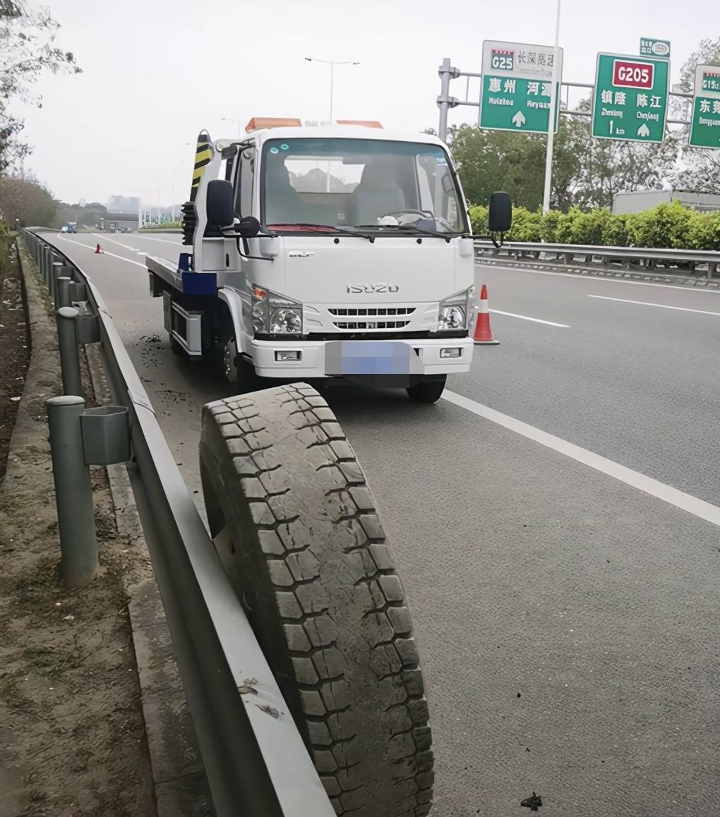 自卸車高速爆胎,拖車公司不請自來,不接受服務也要收費600元