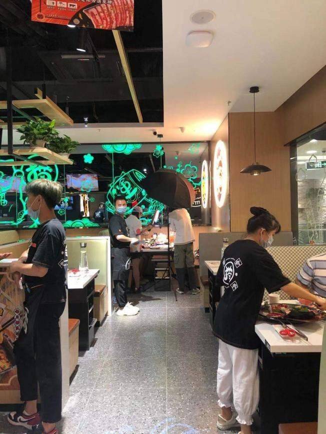 偶遇吴永恩!帅气多金新店开业人气爆棚,脚上鞋子与女友秀足恩爱