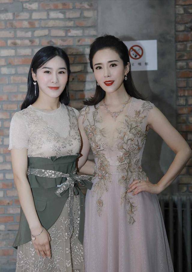 一身|左小青气质真好,穿一身刺绣连衣裙优雅端庄,太给70后女星长脸了