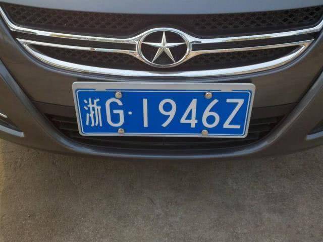 车牌挂4个螺丝被罚200,车主说了:车管所就给2个,咋办?