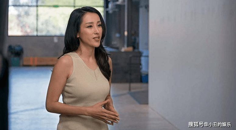 与美女零距离合影,一身肌肉尽显男人味,美女身材十分吸睛_吴靖萱