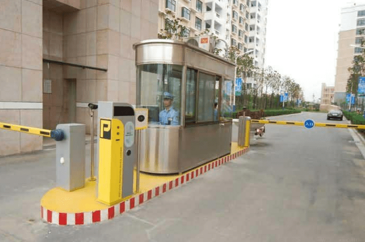 孕妇被酒店道闸砸头下身出血索赔6500元遭拒,酒店:系人工操作没看清