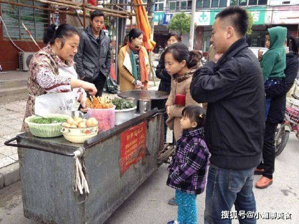 葱花|卖了10年鸡蛋饼的大姐，教你两分钟就学会，小孩吃了还想要！