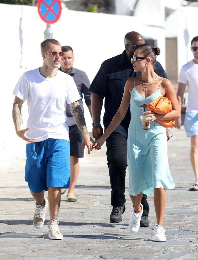 效果|海莉和贾斯汀·比伯出门挺大胆，穿吊带裙领口挖个洞，身材真抢眼