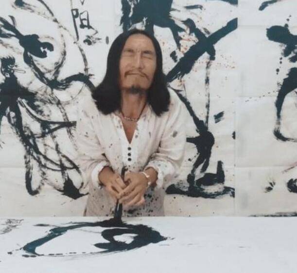 街头乞丐写毛笔字,众人围观称赞!大师:再写10年也没用!_书法