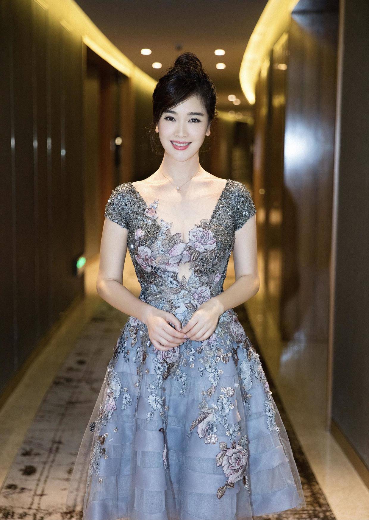 一身|左小青气质真好,穿一身刺绣连衣裙优雅端庄,太给70后女星长脸了