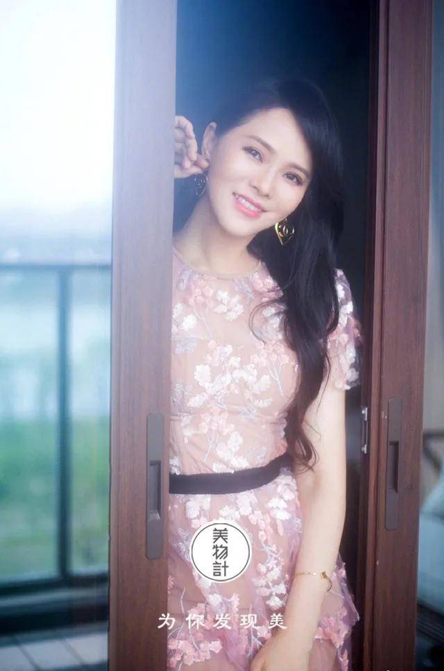花朵|52岁伊能静穿搭似少女，粉色“花朵裙”减龄时髦，气质高级！