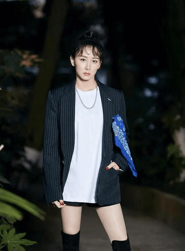 黑色|42岁胡静穿连衣裙亮相，小肚腩越发明显，豪门太太日子过得就是好
