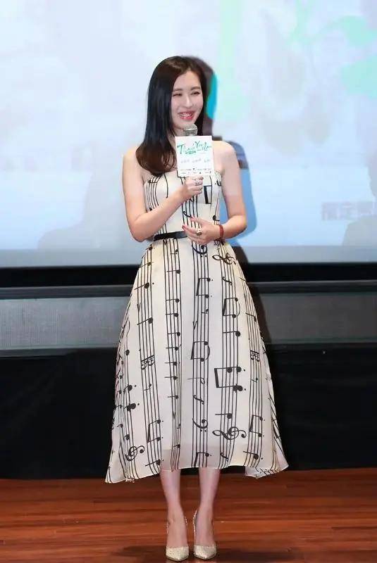田朴珺|田朴珺终于像“贵族”，穿小梅花旗袍连衣裙配盘发，古典美太高级