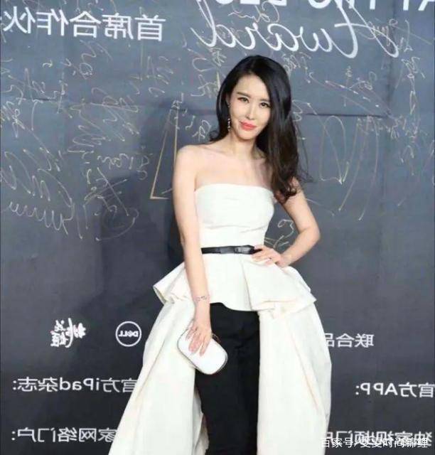 田朴珺|田朴珺时尚感太强,穿抹胸裙配黑裤走红毯,气质搭配还是头一次见
