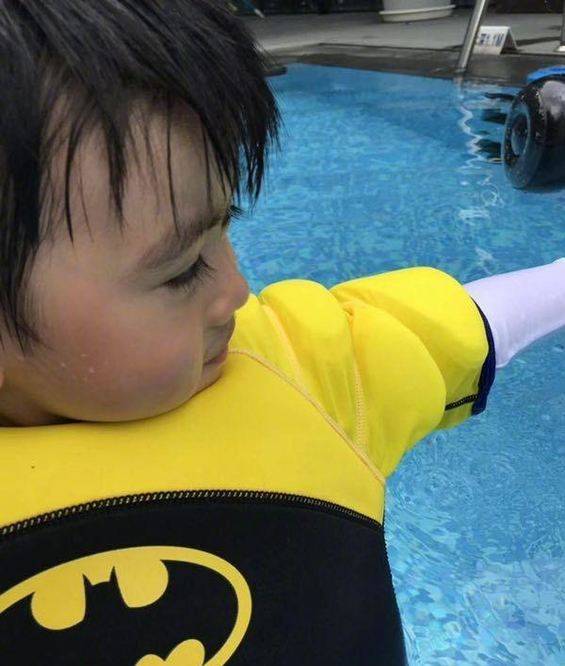 林志颖晒双胞胎儿子第一次上游泳课,兄弟俩笑容好治愈?_kyson