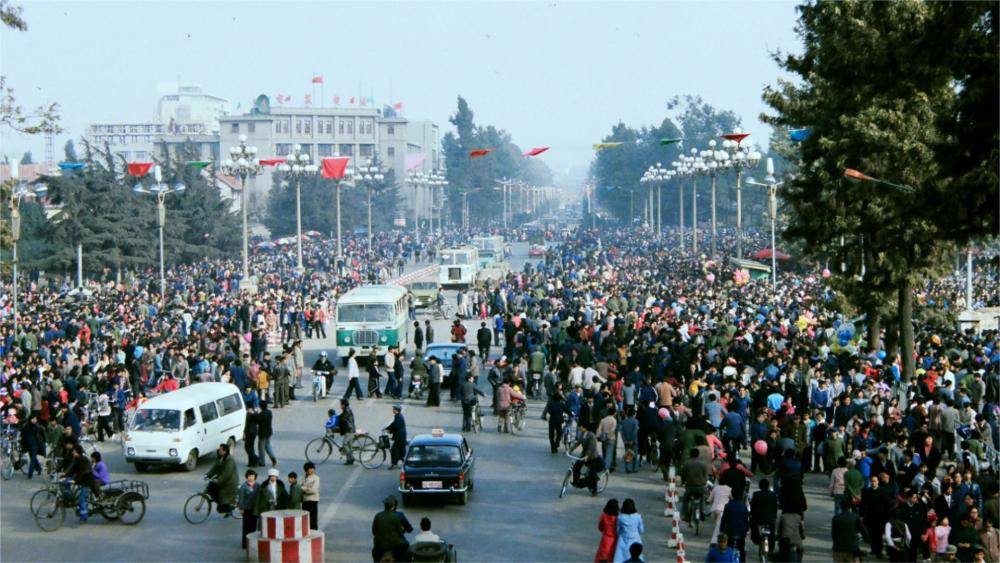 1986年的昆明武成路及附近的一条胡同,路边的居民正在生炉子.