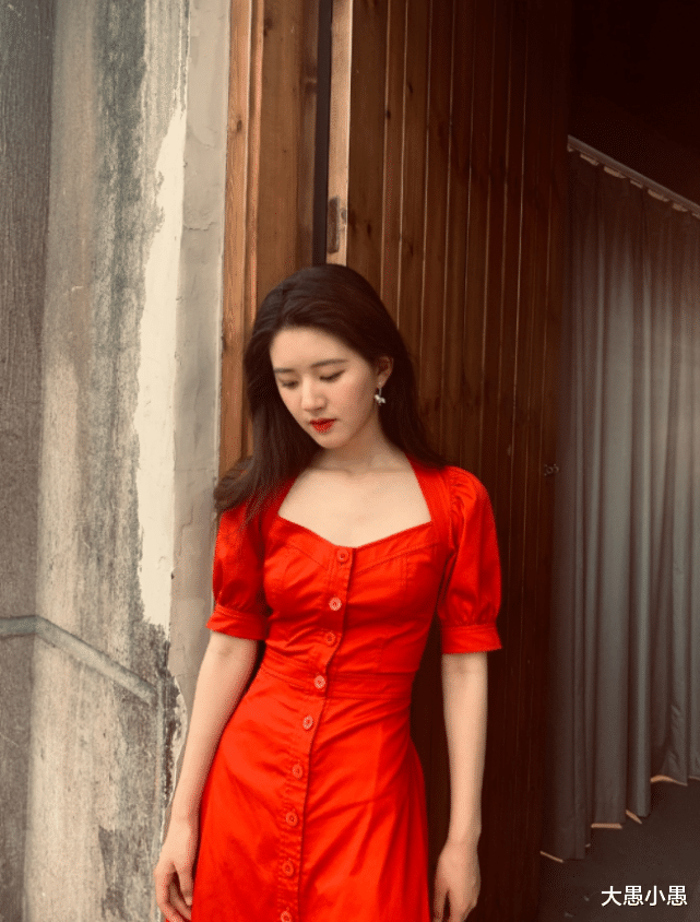 颜色|赵露丝圆脸外形真讨喜，穿上艳丽红色长裙，甜美模样独具女人味