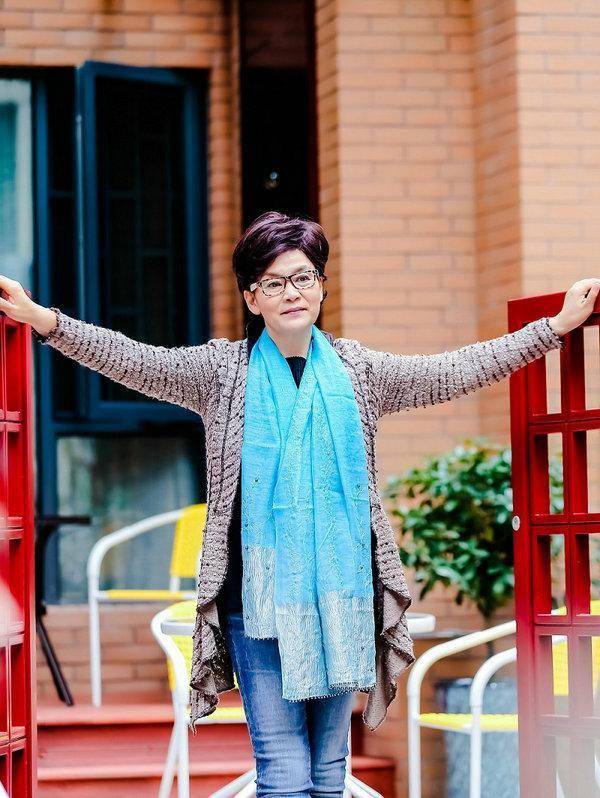 大气|潘虹65岁也优雅大气,一身蓝裙搭配得体大方,比刘晓庆老得更自然