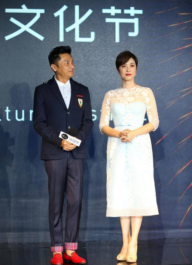 颜色|陈法蓉年过半百也温柔，淡蓝色蕾丝裙真减龄，短发清爽好迷人