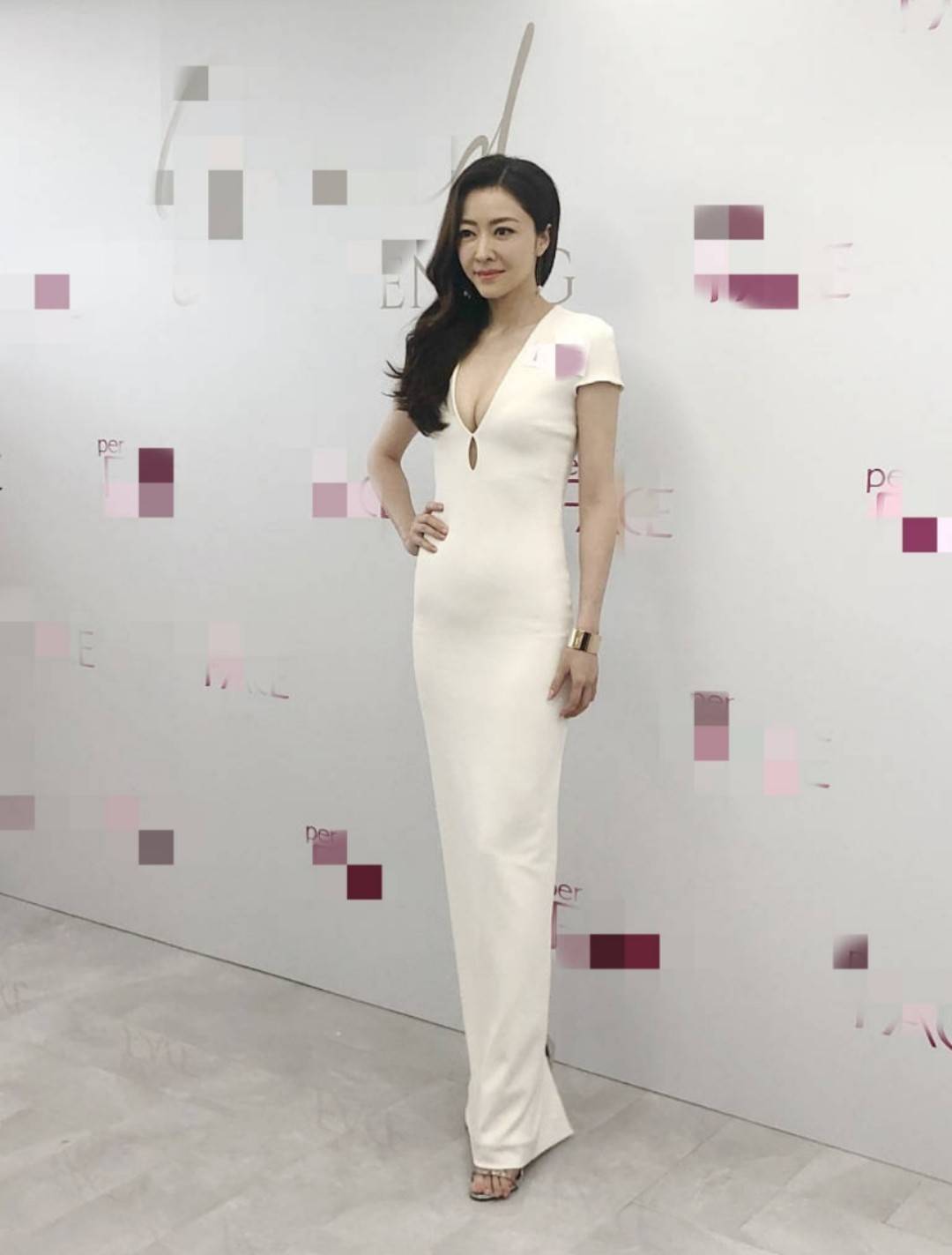 曲线|熊黛林真不愧是超模身材，穿修身连衣裙亮相活动，身材太迷人