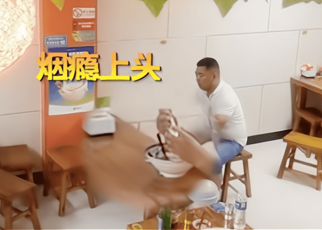 举动|男子吃棒棒糖被泼满脸水，老板娘的近视眼惹祸，以为他在抽烟