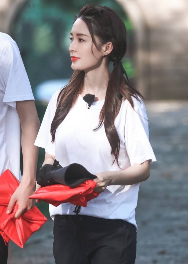 李沁换3种发型录综艺,少女系穿搭不输杨幂,氛围感有点强