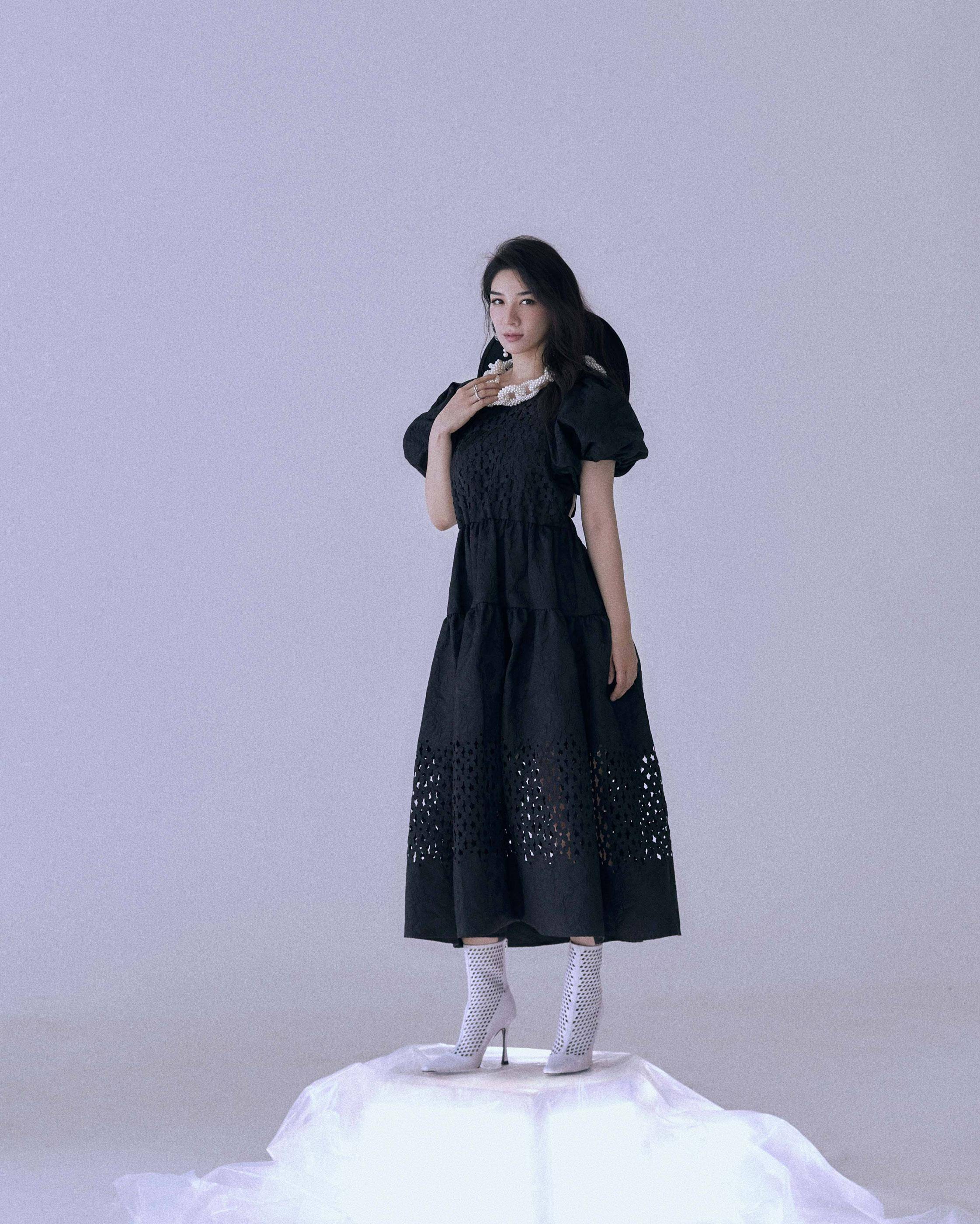 花朵|黄奕这颜值还是抗打的,穿花朵镂空裙戴珍珠项链,42岁娇嫩十足