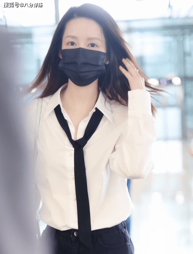个性|李沁“火”了之后更敢穿，白衬衫搭配毛边短裤个性张扬，活力十足