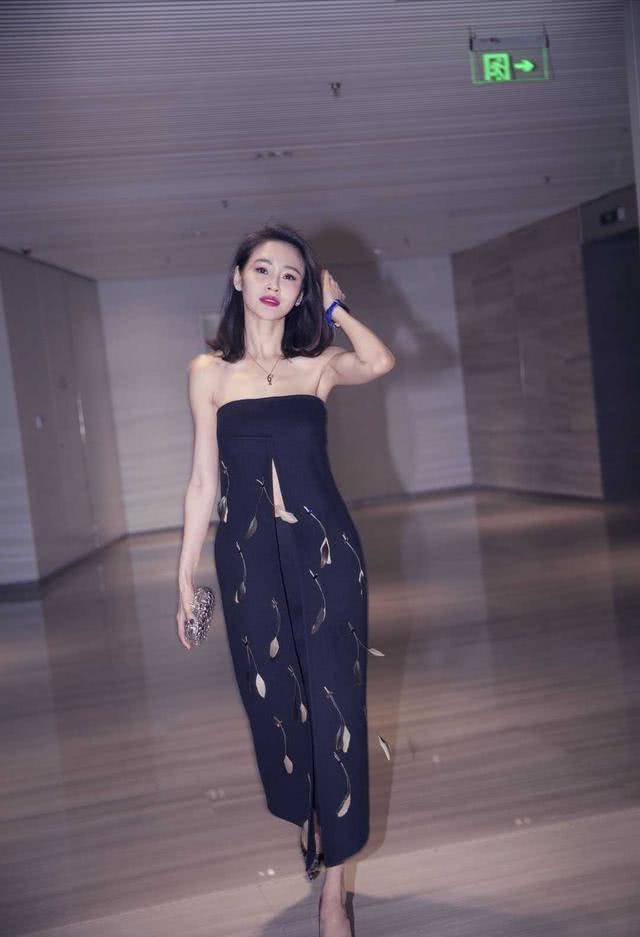 于明加|于明加厉害，把抹胸连衣裙开高叉变成长款抹胸，普通人hold不住
