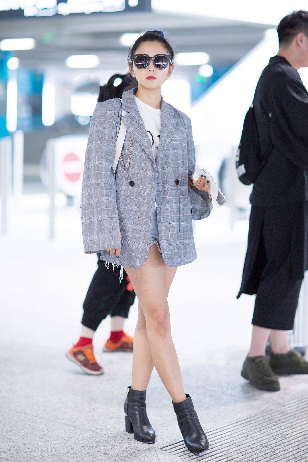 勇气|何洁真有勇气，瘦身失败还敢穿牛仔短裤，自信的女人穿什么都美