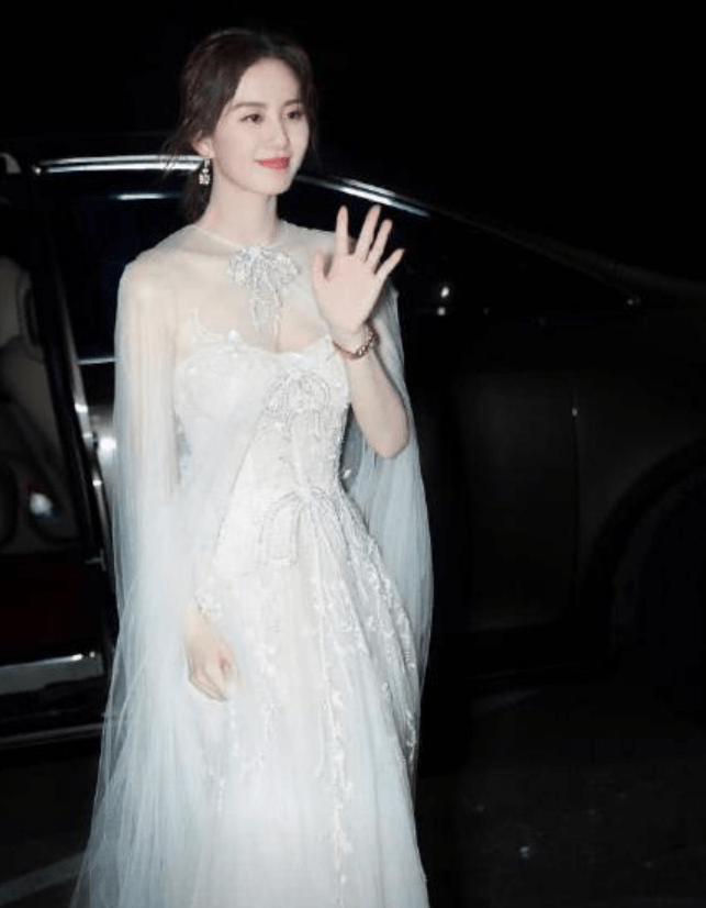 发型|“人间白天鹅”刘诗诗生子后再放大招，薄纱长裙尽显“出尘感”