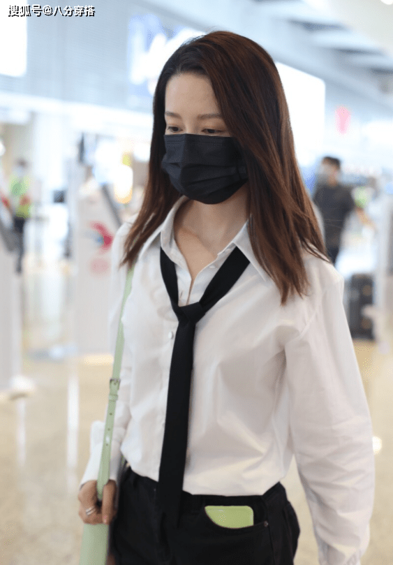 个性|李沁“火”了之后更敢穿，白衬衫搭配毛边短裤个性张扬，活力十足