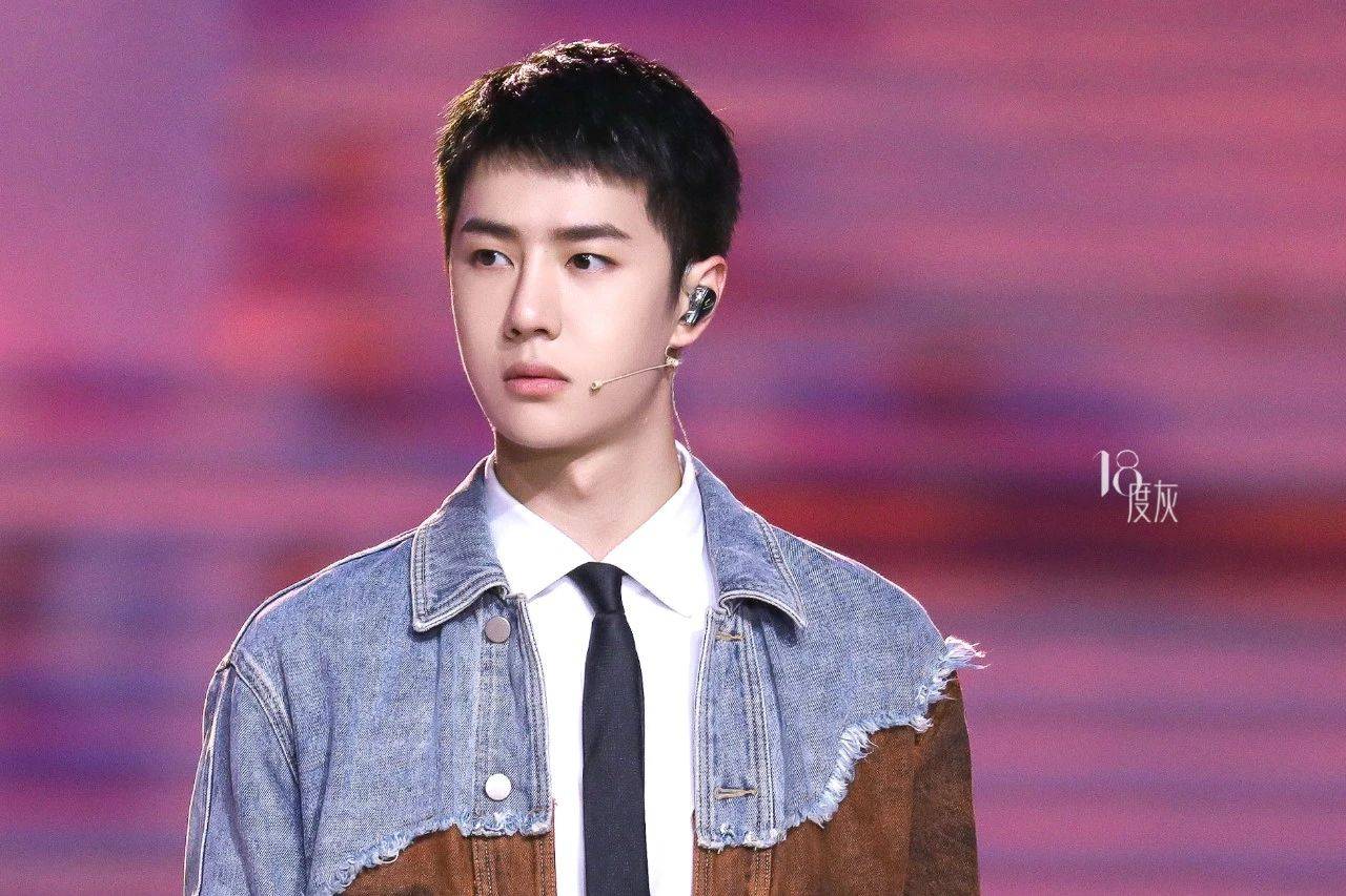 王一博壁纸他是舞台上绚烂夺目的光芒也是背后默默努力的小孩