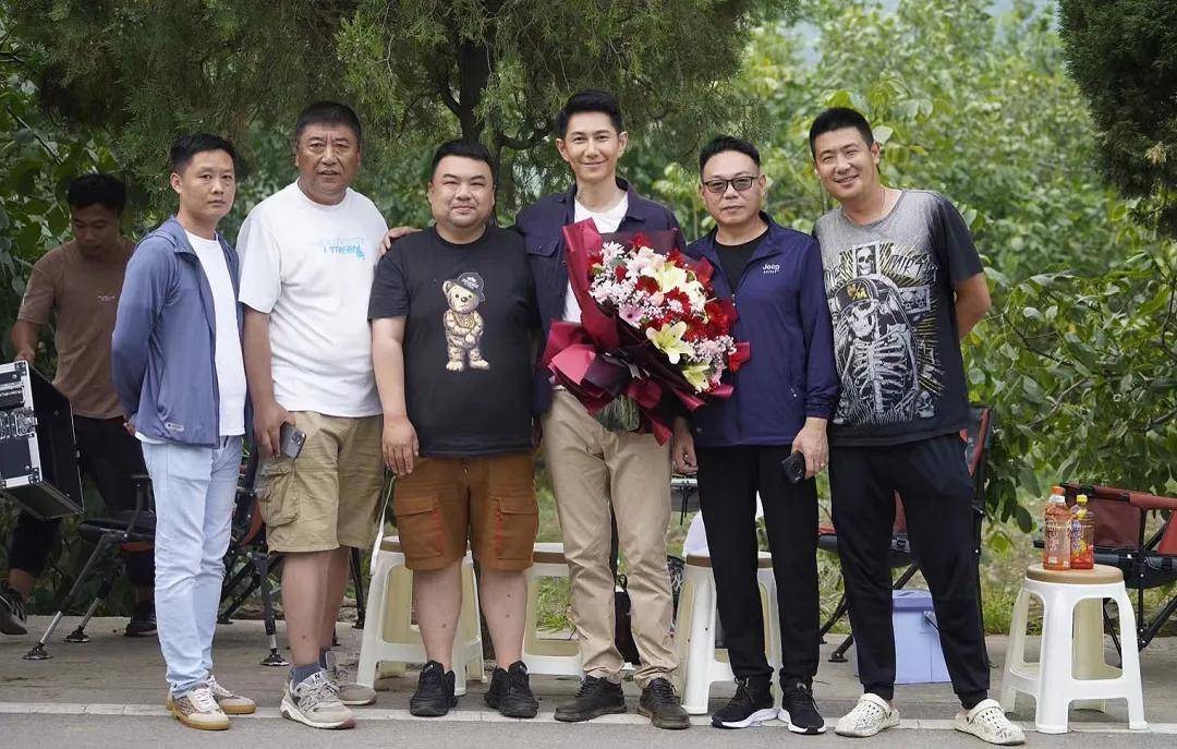 老兵荣耀杀青大吉该剧由中共济南市长清区区委,山东中凯影视文化传播