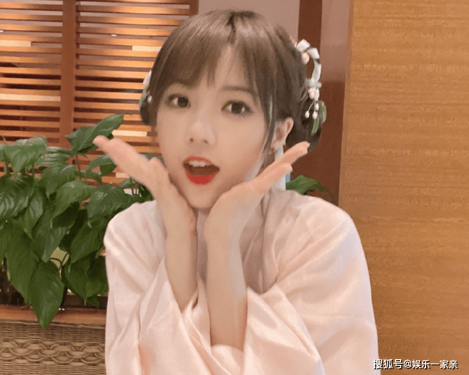 网红去博物馆门口热舞,网友吐槽后删博,致歉声明大家却不买账_党妹