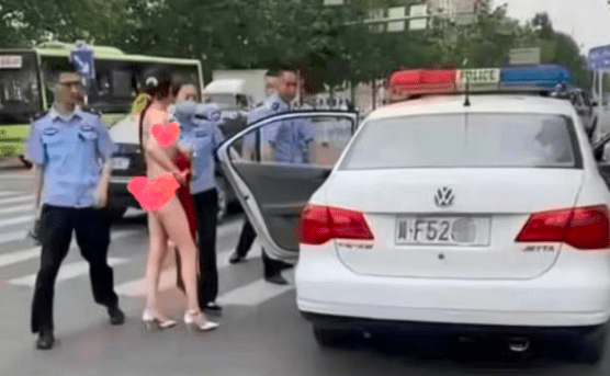 裤衩|保定“裤衩姐”衣着清凉街头漫步,大爷啧啧称奇,大妈怒目而视