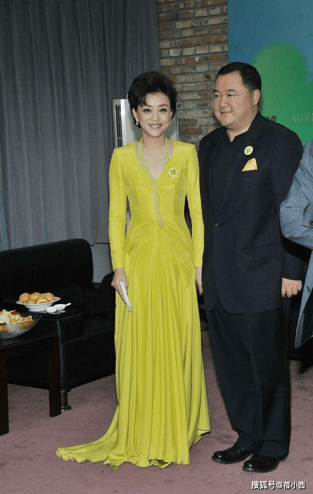原创杨澜和富商老公同框穿小黑裙配丝袜真优雅依偎着老公一脸幸福