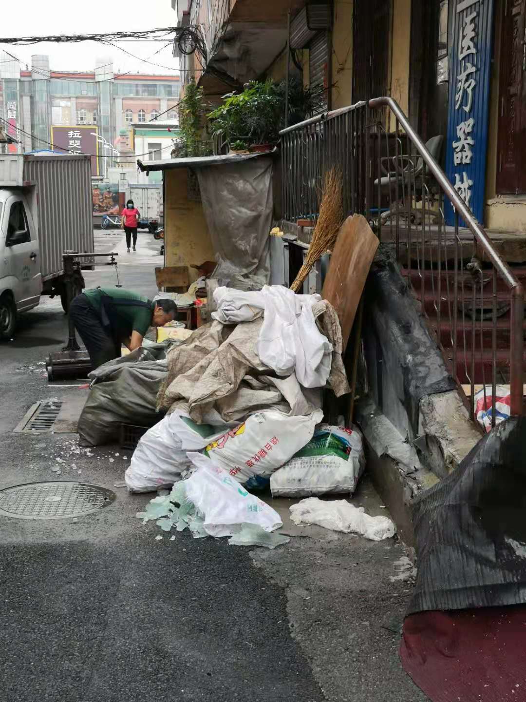 这家废品收购站纸壳塑料瓶堆满街,执法部门:营业执照没收,不得继续