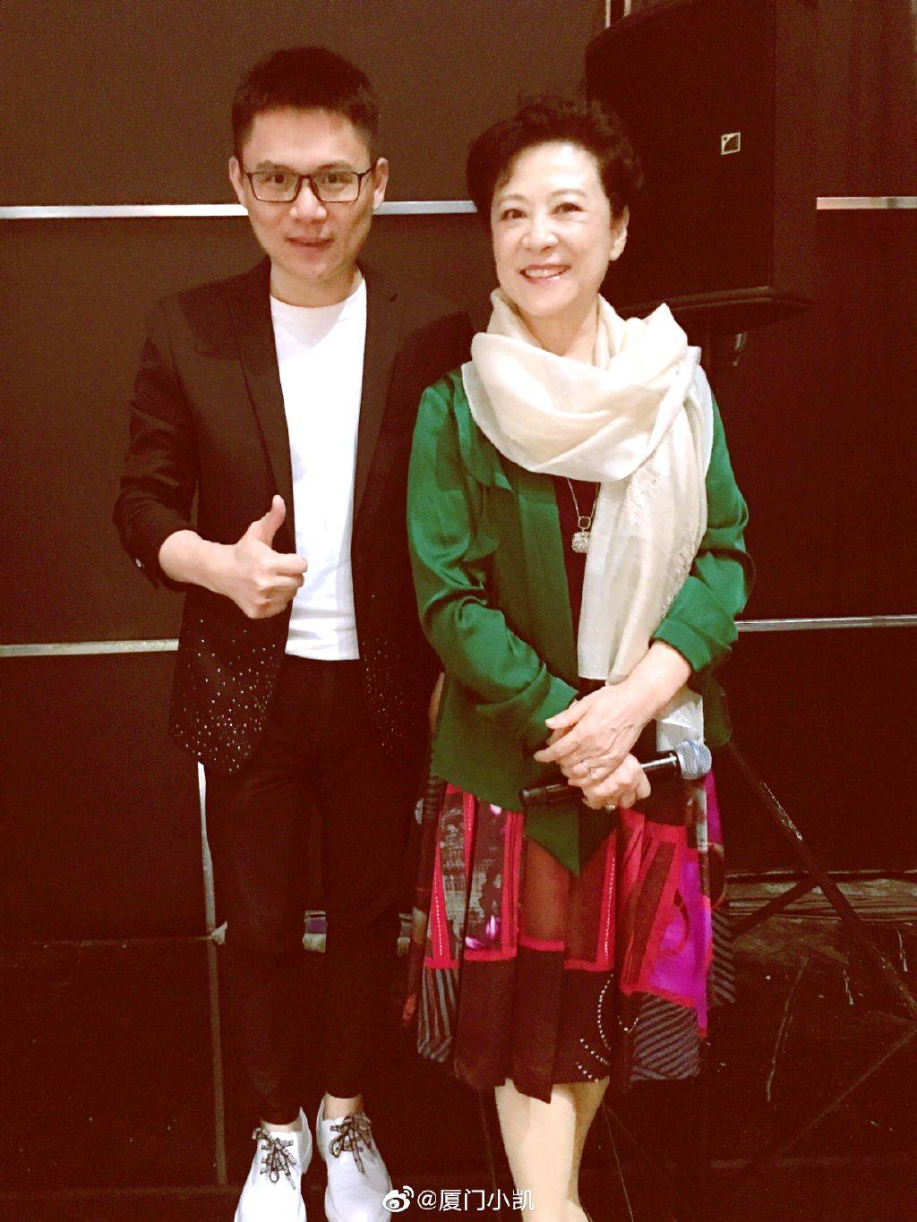 感觉|71岁王馥荔也太漂亮了，在街头拍到她穿花衬衫白裤子，气质高贵！