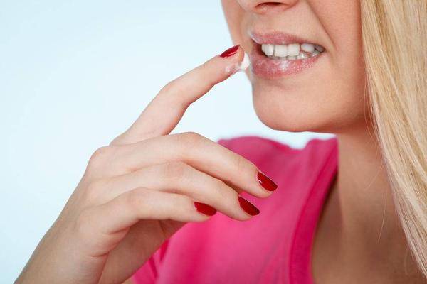 如果没有及时得到有效治疗,口角部位还会出现大面积的溃疡和腐烂