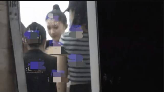 没分手!关晓彤完工后与妈妈同返鹿晗家中