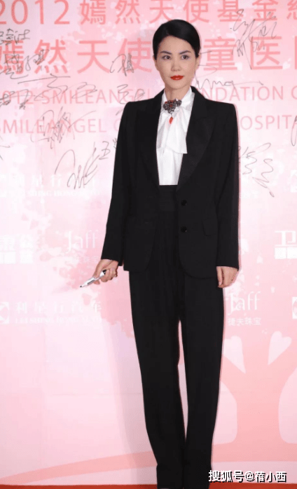 身材|王菲带二女儿李嫣走机场,又现简约穿搭,李嫣比妈妈更“佛系”