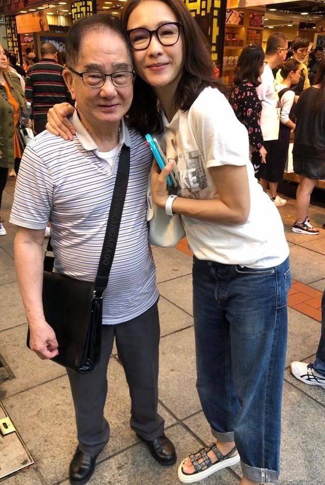 黎姿越|黎姿越老越真实，穿百褶裙踩拖鞋，优雅的老去反倒比很多人漂亮！