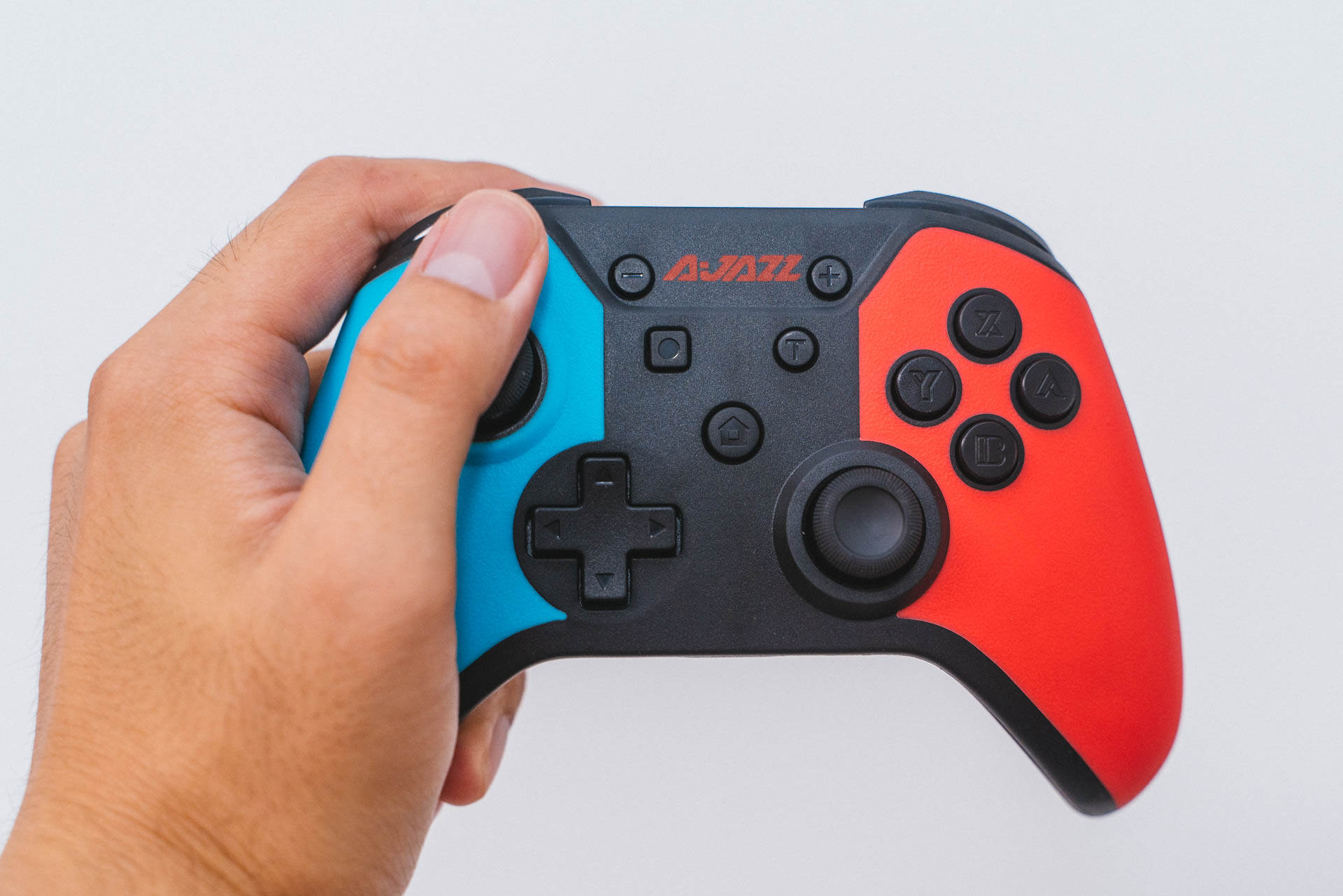 提升操控一招制胜,专为主机打造—黑爵游戏手柄评测_按键