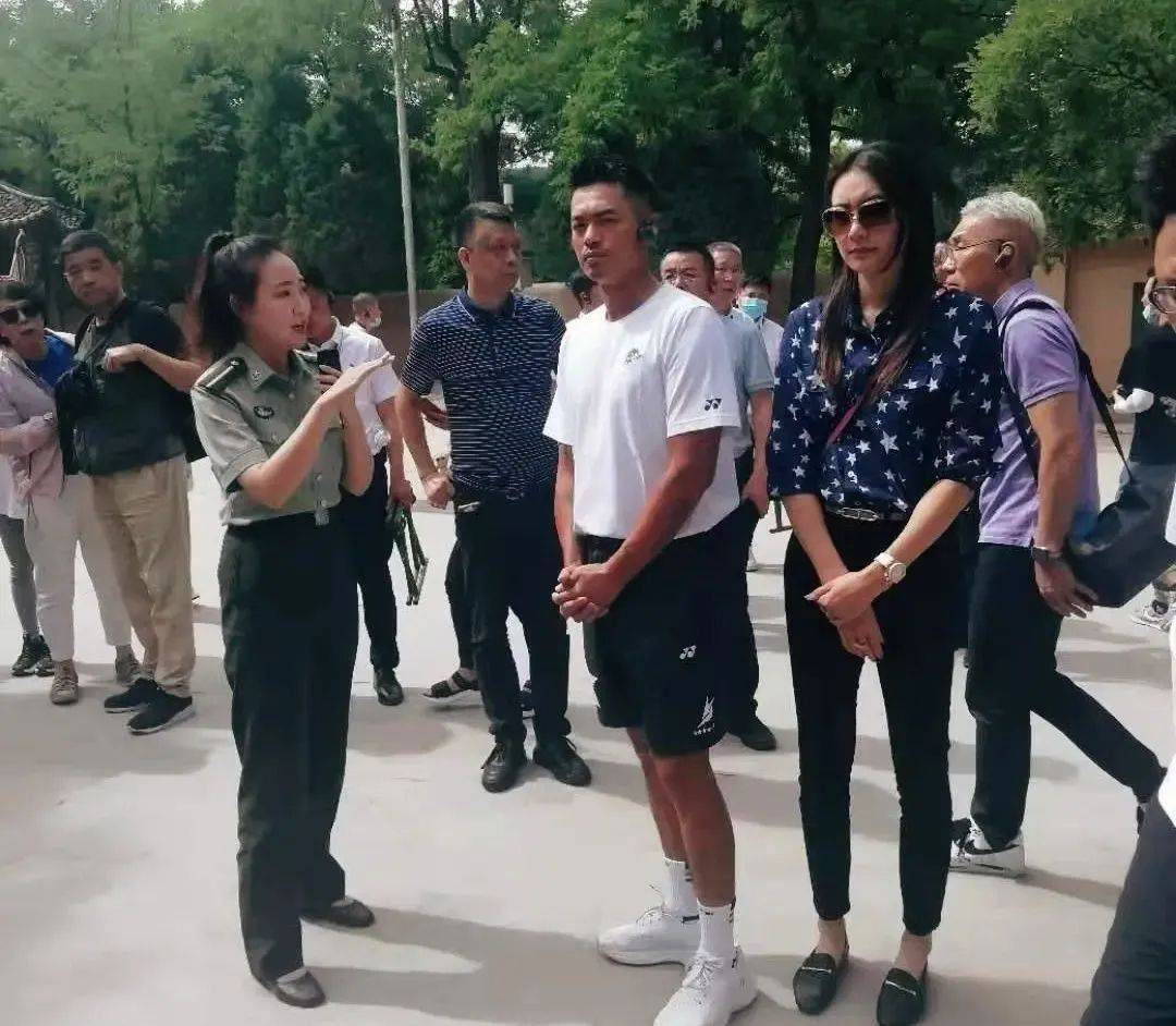 显得|谢杏芳带儿子游泳，腿又白又长但素颜有斑，穿泳装身材下垂严重！