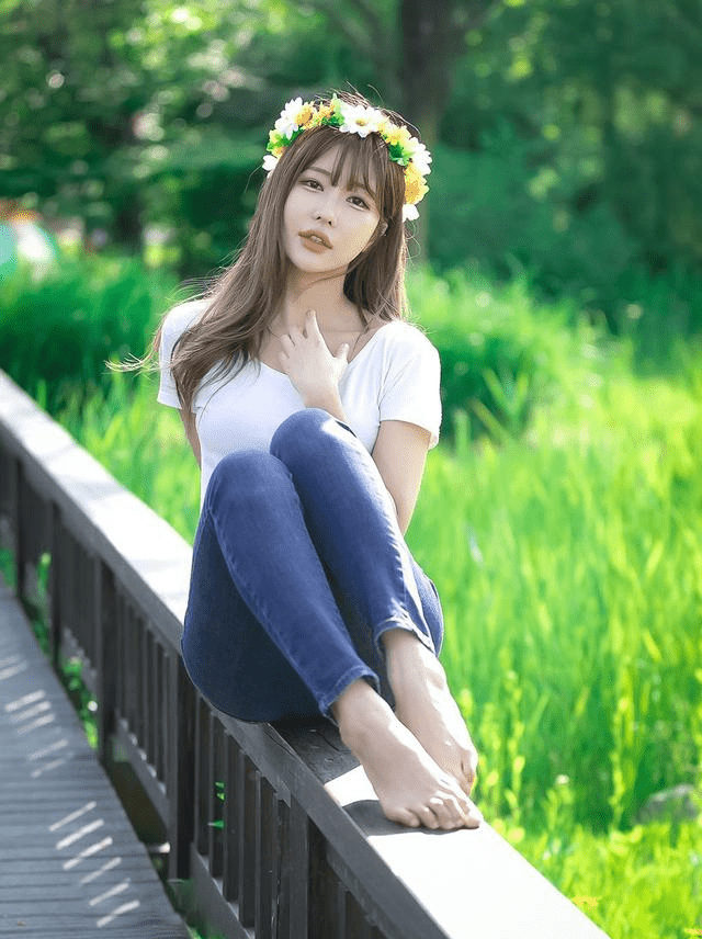 女生|模样甜美的韩国女生,露出纤细的小蛮腰,展现出青春朝气之美