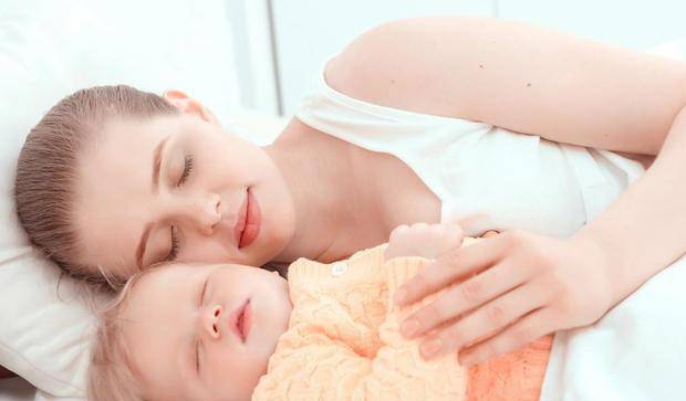 因为|22岁妈妈不听老人劝，产后第二天洗澡，半夜浑身难受开灯后吓哭